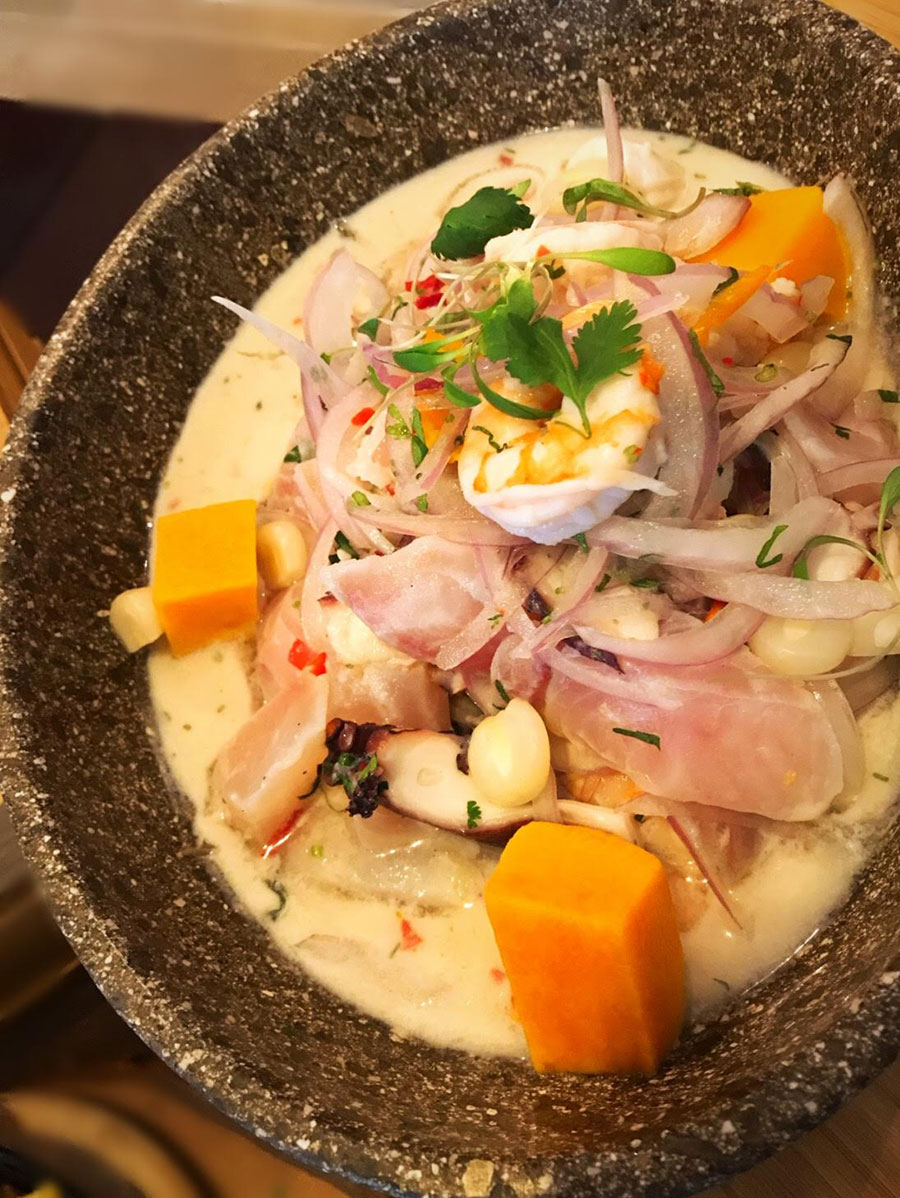 Plato: Ceviche de manglares del Perú con pescado, calamar, pulpo y langostinos. EXQUISITO.