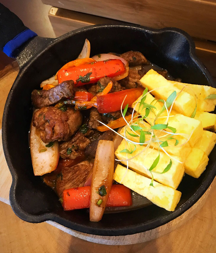 Plato: El Lomo saltado y viene con su porción de arroz con choclo 